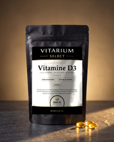 Vitarium Select Vitamine D3 3000 IE 60 softgels - stazak met gouden softgels in warm zonlicht
