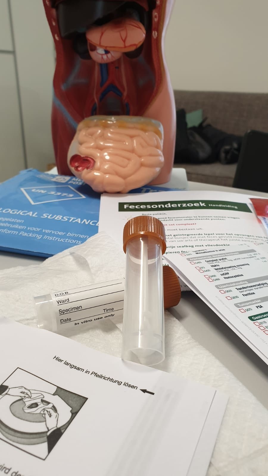 Laboratoriumrapport van een ontlastingsonderzoek op tafel