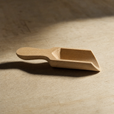Houten maatschepje op houten tafel