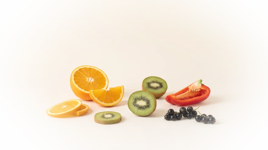 Sinaasappel, kiwi, rode paprika en zwarte bessen — bronnen van vitamine C