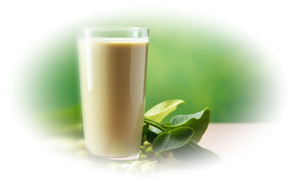 Glas erwteneiwitshake met verse erwten en blaadjes