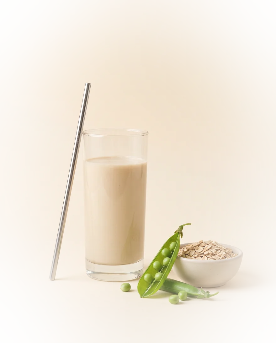 Glas erwteneiwitshake met peul en havermout