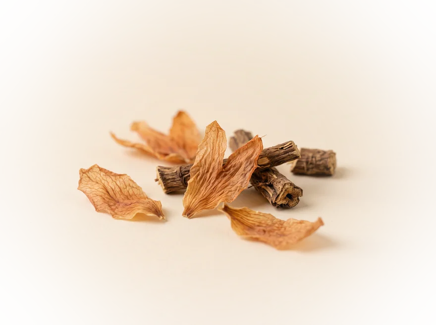 Gedroogde passiebloemblaadjes en stukjes ashwagandhawortel